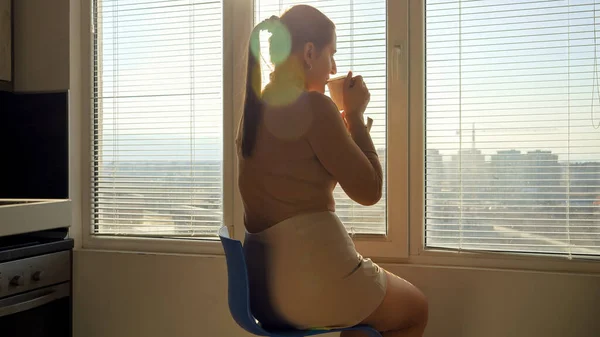 Krásná Mladá Žena Sedí Velkého Okna Pije Kávu Doma Lidé — Stock fotografie