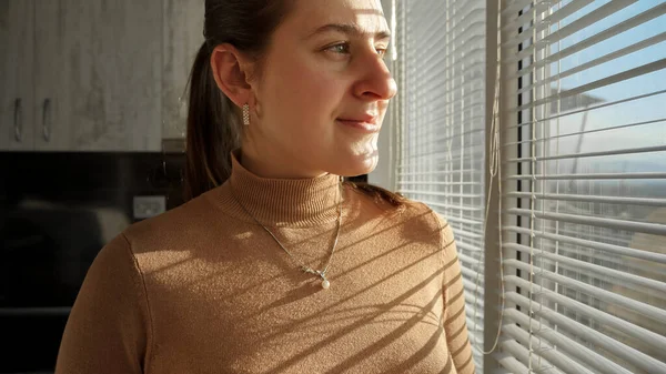 Potret Wanita Cantik Yang Berdiri Dekat Jendela Dengan Tirai Dan — Stok Foto