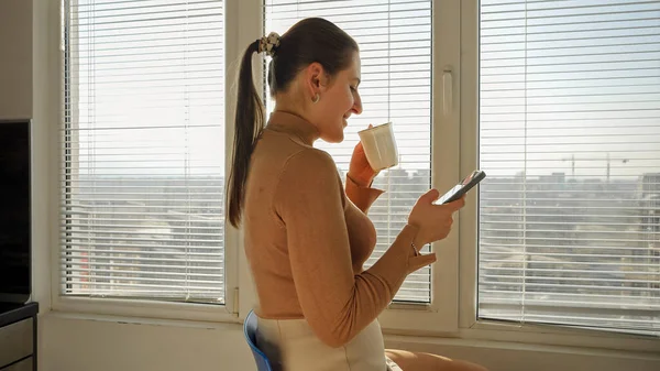 Jonge Vrouw Die Koffie Drinkt Smartphone Gebruikt Keuken Met Groot — Stockfoto