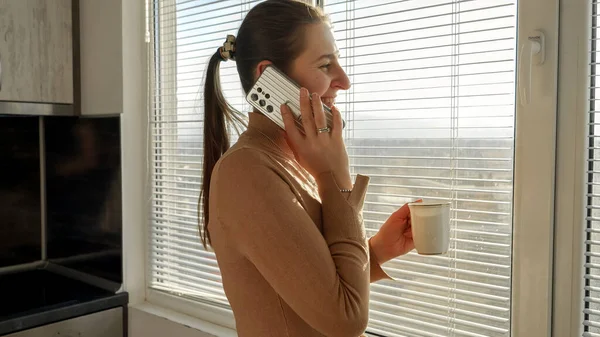 Młoda Kobieta Przerwę Kawę Biurze Rozmawia Przez Telefon Ludzie Rano — Zdjęcie stockowe