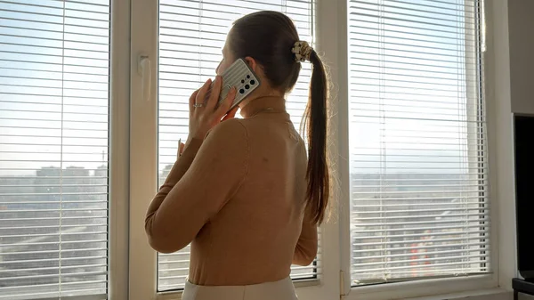 Beautiful Woman Standing Window Blinds Talking Phone People Morning Beautiful — Stock Photo, Image