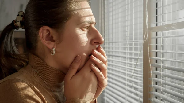 Stressad Och Rädd Kvinna Stänger Munnen Samtidigt Som Hon Vittne — Stockfoto