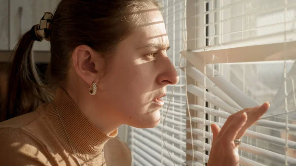 Young Woman Saw Crime Happening Street Window Blinds Crime Witness — Stock Photo, Image