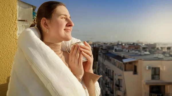 Lächelnde Frau Die Den Sonnenuntergang Betrachtet Und Auf Dem Balkon — Stockfoto
