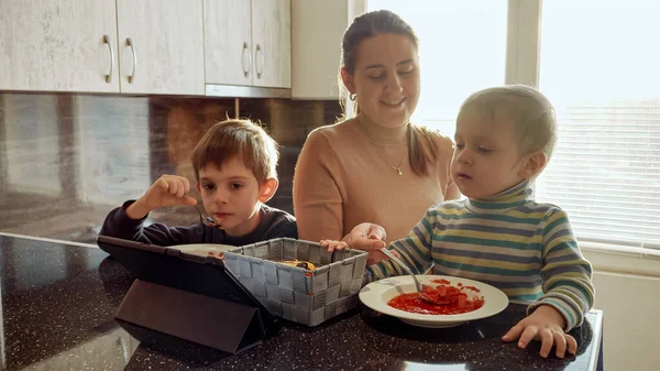 Famiglia Felice Con Bambini Che Hanno Minestra Cena Cucina Cibo — Foto Stock