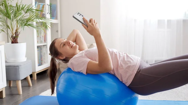 Jonge Vrouw Die Video Maakt Smartphone Van Haar Fitnesstraining Sportoefeningen — Stockfoto