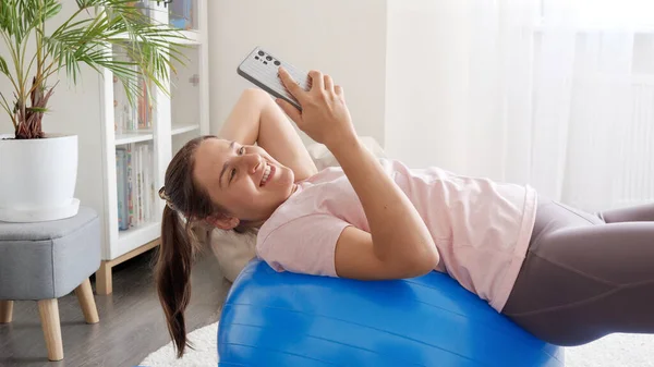 Feliz Sorrindo Mulher Gravando Vídeo Enquanto Faz Exercícios Fitness Esportes — Fotografia de Stock