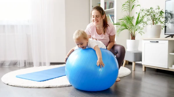 Mutlu Gülümseyen Egzersiz Yapan Evde Büyük Mavi Fitness Topuyla Oynayan — Stok fotoğraf