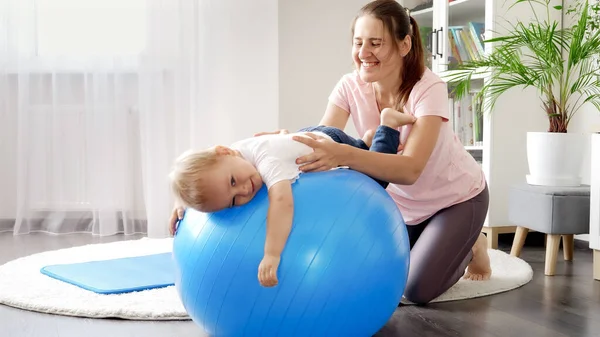 Uśmiechnięta Matka Dziecko Ćwiczą Fitness Fitballu Domu Koncepcja Opieki Zdrowotnej — Zdjęcie stockowe