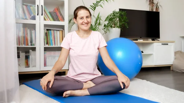 Glimlachende Jonge Vrouw Zit Fitness Doet Stretching Oefeningen Begrip Gezondheidszorg — Stockfoto