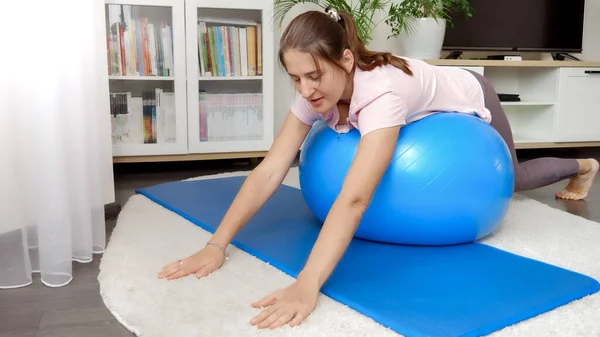 Mulher Sorridente Feliz Balançando Rolando Fitball Durante Treinamento Fitness Casa — Fotografia de Stock