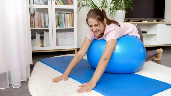 Mujer Morena Sonriente Haciendo Yoga Fitness Con Gran Bola Azul — Foto de Stock