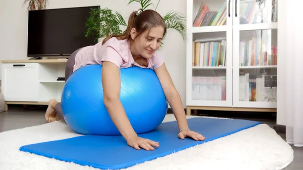 Jovencita Sonriente Tumbada Balón Volteando Concepto Salud Deportes Yoga Casa —  Fotos de Stock