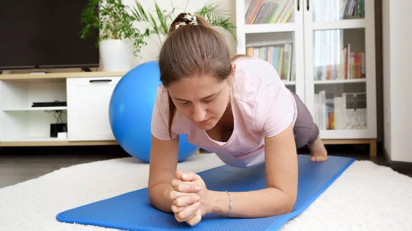 Retrato Una Joven Concentrada Pie Tabla Sobre Una Esterilla Yoga — Foto de Stock