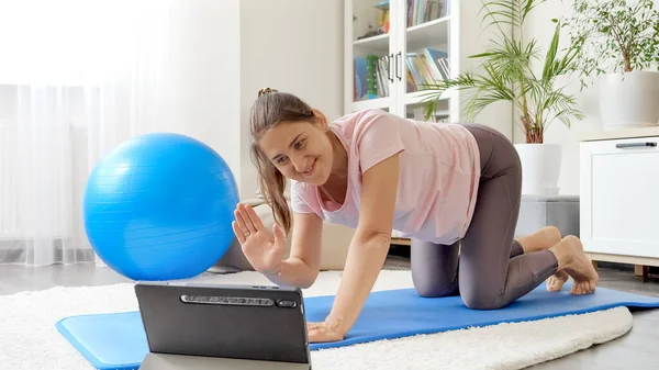 Jonge Glimlachende Vrouw Doet Online Fitness Training Vanuit Huis Begrip — Stockfoto