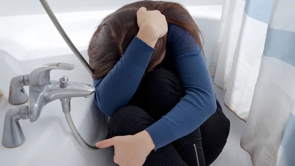 Angstschreiende Frau Versteckt Sich Badewanne Vor Verbrecher Oder Ehemann Konzept — Stockfoto