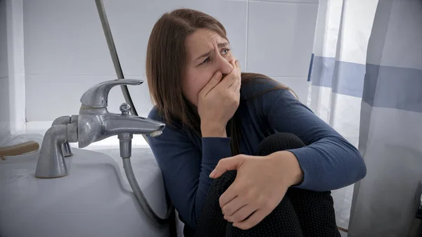 Stresszes Ijedt Fürdőszobában Félelmet Érez Családon Belüli Erőszak Áldozatának Fogalma — Stock Fotó