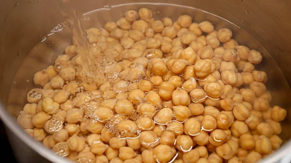 把热水倒入水壶和鹰嘴豆包起来 烹调豆类 健康营养 — 图库照片