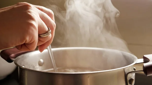 雌性手搅拌锅中的沸腾汤 健康的营养 家庭烹调 热蒸汽 — 图库照片