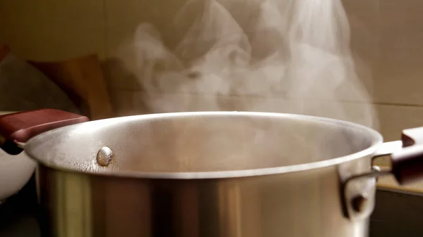 大杯热气从锅里喷出 并配上烹调汤 — 图库照片