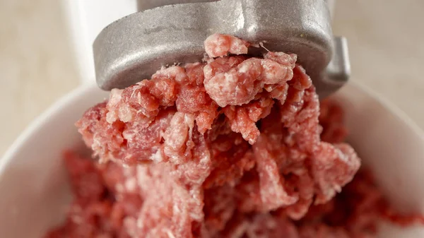 Closeup Van Het Maken Van Gehakt Vlees Elektrische Molen Thuis — Stockfoto