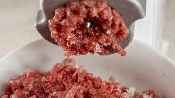 Closeup Rood Gehakt Vlees Dat Uit Elektrische Molen Komt Plaat — Stockfoto