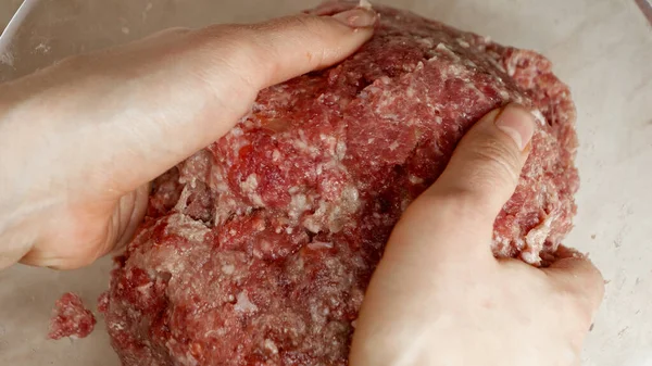 Fechar Mãos Femininas Misturando Batendo Carne Picada Antes Fazer Hambúrgueres — Fotografia de Stock