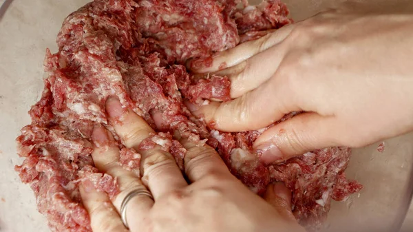Close Van Vrouwelijke Hand Kloppen Mengen Gehakt Vlees Met Specerijen — Stockfoto