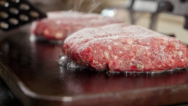Detailní Záběr Šťávy Tekoucí Vařící Hamburgerových Placiček Vaření Doma Kuchyňské — Stock fotografie