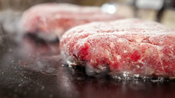 Detailní Záběr Vaření Hamburgerů Elektrickém Grilu Vaření Doma Kuchyňské Spotřebiče — Stock fotografie