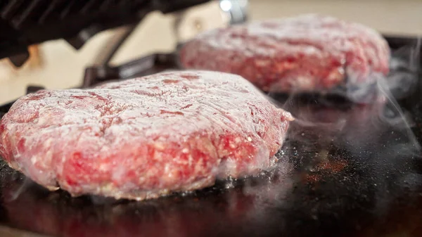 Sluiten Van Het Koken Van Hamburgers Elektrische Grill Het Sluiten — Stockfoto