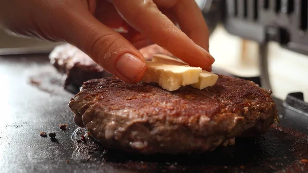 Fechar Mão Colocando Manteiga Assar Hambúrgueres Carne Grelha Cozinhar Casa — Fotografia de Stock