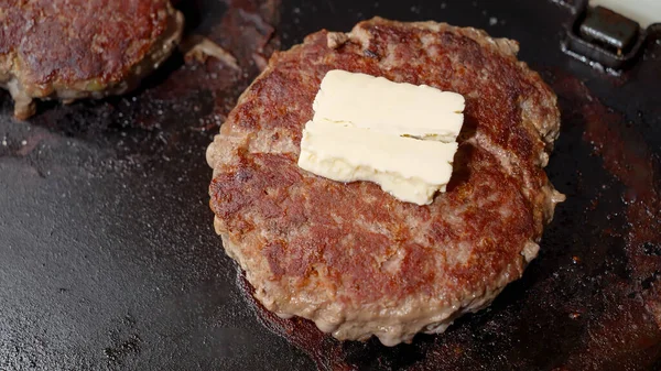 在电烤炉的牛肉汉堡包上可以看到黄油融化的头像 家庭烹调 厨房用具 健康营养 汉堡包配料 — 图库照片