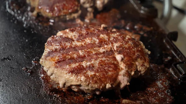 自宅で電気グリルで牛肉バーガーを調理するクローズアップ 自宅で料理 キッチンアプライアンス 健康的な栄養 ハンバーガーの食材 — ストック写真