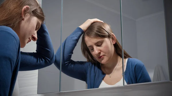 Portret Zdenerwowanej Kobiety Opierającej Się Lustro Płaczącej Pojęcie Depresji Stresu — Zdjęcie stockowe