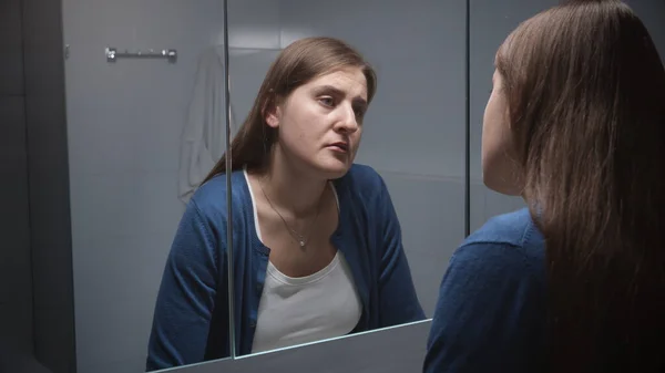 Wanita Stres Dalam Depresi Bersandar Pada Wastafel Dan Melihat Cermin — Stok Foto