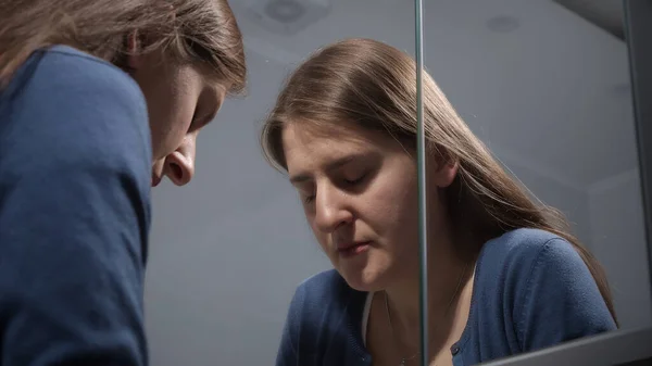 Rozčilená Mladá Žena Vzdychá Uklidňuje Zrcadla Koupelně Pojem Deprese Stres — Stock fotografie