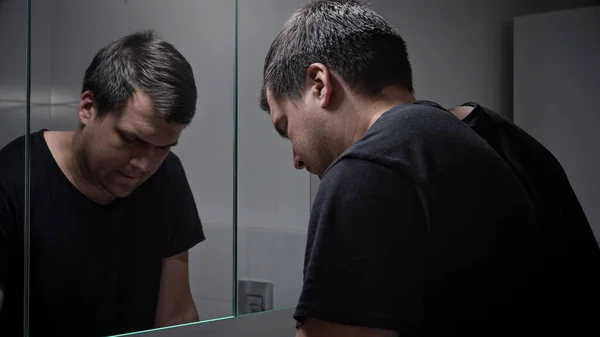 Molesto Hombre Solitario Que Sufre Depresión Mirando Espejo Del Baño —  Fotos de Stock