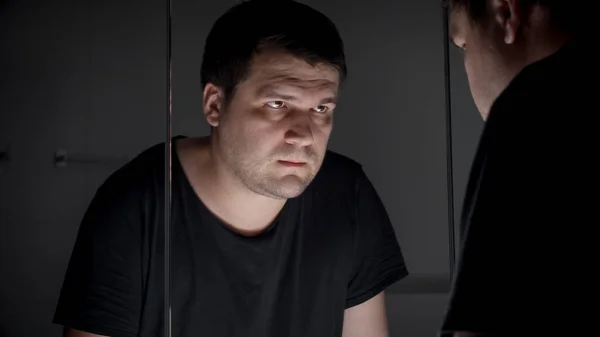 Θυμωμένος Απογοητευμένος Άντρας Κοιτάζει Την Αντανάκλασή Του Στον Καθρέφτη Έννοια — Φωτογραφία Αρχείου