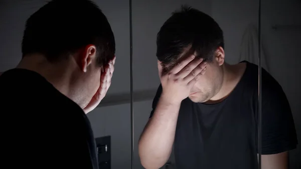 Triste Homem Frustrado Olhando Espelho Suspirando Conceito Depressão Suicídio Estresse — Fotografia de Stock