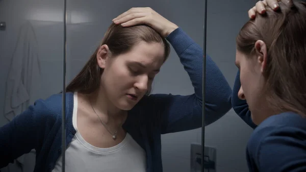 バスルームのミラーに立って動揺し ストレスの女性 うつ病 ストレス 精神疾患 フラストレーションの概念 — ストック写真