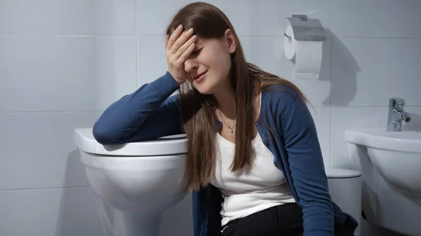 Mulher Perturbada Triste Chorando Chão Banheiro Casa Conceito Depressão Suicídio — Fotografia de Stock