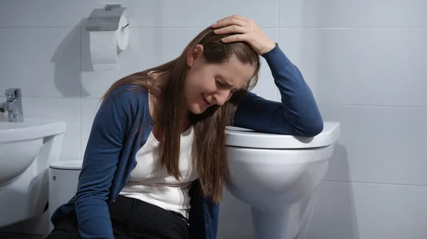 Smutna Płacząca Kobieta Siedząca Podłodze Łazience Opierająca Się Toalecie — Zdjęcie stockowe