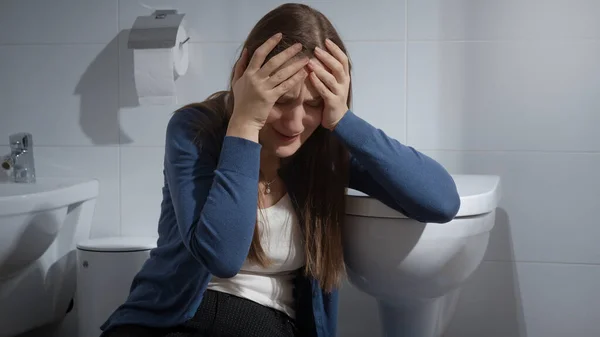 Jeune Femme Bouleversée Assise Dans Les Toilettes Pleurant Victime Violence — Photo