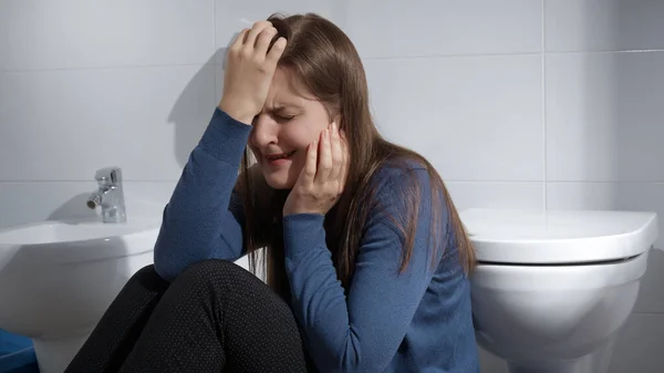 自宅の浴室で床に座ってうつ病に苦しんで泣く女性 うつ病 ストレス 精神疾患 フラストレーションの概念 — ストック写真