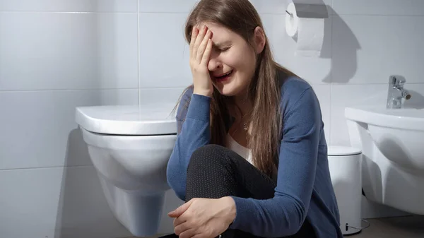 Плачущая Молодая Женщина Сидит Полу Туалете Концепция Депрессии Домашнего Насилия — стоковое фото