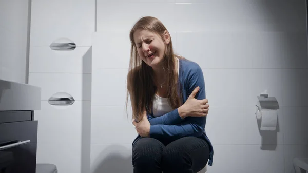 Mulher Solitária Sentindo Infeliz Chateado Chorando Banheiro Conceito Depressão Violência — Fotografia de Stock
