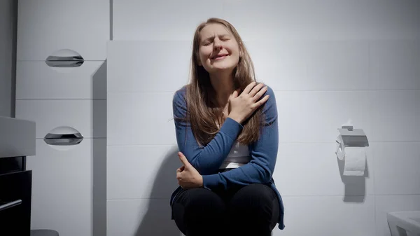 Porträtt Kvinna Som Lider Depression Och Gråter Toaletten Hemma Begreppet — Stockfoto