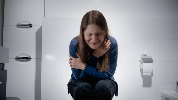 悲しい女性トイレで泣いて孤独感 うつ病 家庭内暴力 ストレス フラストレーションの概念 — ストック写真