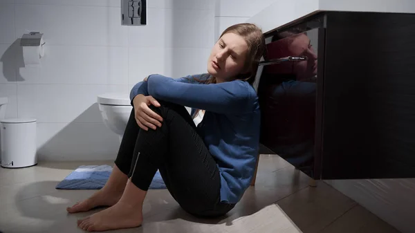 Mujer Triste Sola Sentada Suelo Baño Apoyada Lavabo Concepto Depresión —  Fotos de Stock